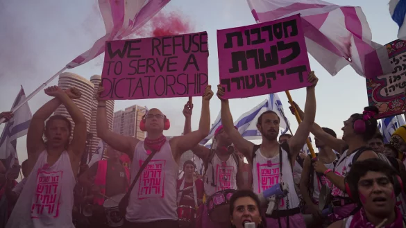 Demonstranten nehmen an einem Protest gegen die Justizreform in Tel Aviv teil. - &copy; TSAFRIR ABAYOV
