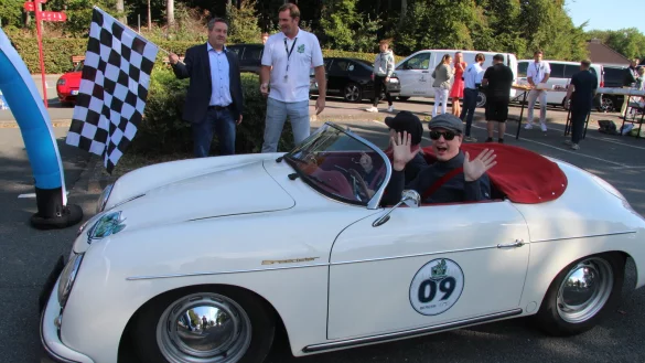 Organisator Matthias Girlich (rechts) und Landrat Dr. Axel Lehmann geben den Start zur Oldtimer-Ausfahrt frei. Erster am Start ist ein Porsche 357 - au&szlig;en alt, innen elektrisch angetrieben. - &copy; Archivfoto: Dieter Asbrock