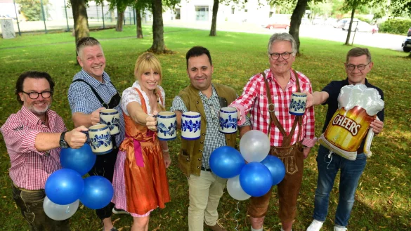 Lemgoer Schützen freuen sich auf das Oktoberfest in Lemgo: (von links) Peter Lüssem, Jörg Mayer, Nicole Reineke, Sven-Eric Bierhenke, Wilfried Thiel und Rolf Schnormeier - © Nicole Ellerbrake