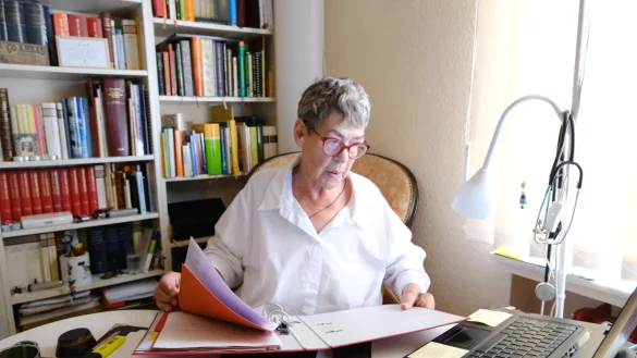 Dr. Anette Prollius blättert in den Messungsergebnissen. Sie wurden von Infraschall-Experten Prof. Dr.-Ing. Detlef Krahé vorgenommen sowie mit einer weiteren Messung bestätigt. Die nicht hörbaren, aber von bis zu 30 Prozent der Bevölkerung wahrnehmbaren Frequenzen können krank machen. - © Sven Koch