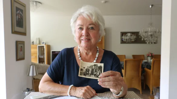 Christel Dunsche h&auml;lt ein Foto, das sie selbst mit ihrem Bruder an den Externsteinen zeigt. Aus ihrer Zeit als Verschickungskind hat sie keine Fotos oder Karten mehr. - &copy; Alexandra Schaller