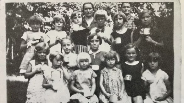 Das Foto ist eins der &auml;ltesten och vorhandenen Bilder der der AWO Sch&ouml;tmar. Es zeigt M&auml;dchen und Betreuerinnen im Asetal. - &copy; AWO Ortsverein Bad Salzuflen-Sch&ouml;tmar