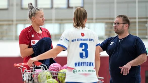 Blombergs Trainer Steffen Birkner w&auml;hrend einer Trainingseinheit mit seinen Spielerinnen Stefanie Kaiser und Laura R&uuml;ffieux. - &copy; Kornej Weibert