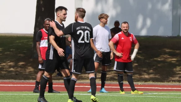 Thomas Kliever (Nummer 20) feiert mit seinem Teamkollegen vom Post-TSV Detmold, Artur Andrejew, einen weiteren Treffer. Andrejew geh&ouml;rte die Szene des Spiels. - &copy; Sebastian Lucas