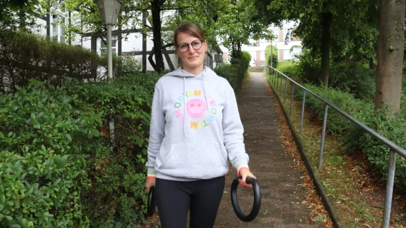 Katharina Beyer hat einen bundesweit einmaligen Achtsamkeits-Workshop f&uuml;r junge Parkinson-Patienten organisiert. F&uuml;r spezielle Therapie-Ringe hat sie zudem Sponsoren gewinnen k&ouml;nnen. - &copy; Birgit Guhlke