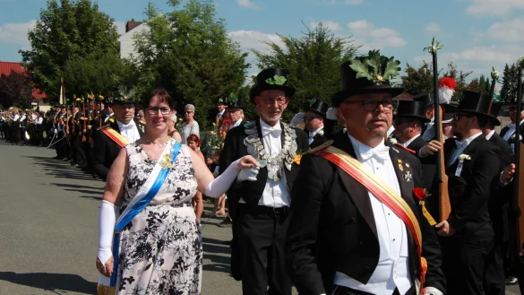 Das neue K&ouml;nigspaar Michael und Heike Rubart nimmt die Parade ab. - &copy; Katrin Kantelberg