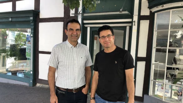 Ramazan Ayg&ouml;r (links) und Perwer Shamoo stehen vor dem B&uuml;ro des Quartiersmanagements an der Bega Stra&szlig;e. - &copy; Sven Kienscherf