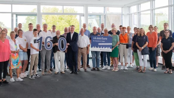 &Uuml;ber die Unterst&uuml;tzung der Volksbank freuen sich Vertreter von 32 lippischen Vereinen. - &copy; ALEX WALTKE FOTOGRAFIE