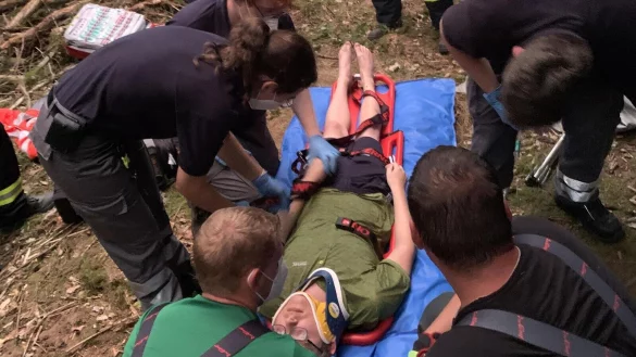 Der Mountainbiker Marco Brokbartold wird von Helfern des DRK und der Freiwilligen Feuerwehr Bad Salzuflen nach seinem Sturz im Wald betreut. Er klagt &uuml;ber starke R&uuml;ckenschmerzen und ist auf Insulin angewiesen. Zum Gl&uuml;ck ist dieses nur eine gro&szlig;angelegte &Uuml;bung. - &copy; Foto: Daniel Hobein / Feuerwehr Bad Salzuflen