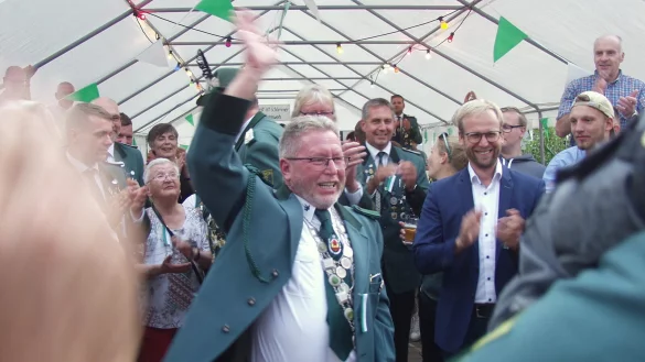 Wiegand Schulze l&auml;sst sich als neuer Sch&uuml;tzenk&ouml;nig feiern. Auch B&uuml;rgermeister Borris Ortmeier applaudiert (rechts). - &copy; Wulf Daneyko