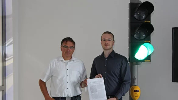 Freuen sich &uuml;ber die Auszeichnung: Professor Dr. J&uuml;rgen Jasperneite (links) und Maxim Friesen. - &copy; Fraunhofer IOSB-INA