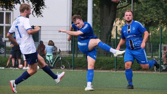 Torgef&auml;hrliche SG Br&uuml;ntrup-Istrup: Till Redeker zieht ab, daneben lauert Doppeltorsch&uuml;tze Andre Nagel. - &copy; J&ouml;rg Hagemann