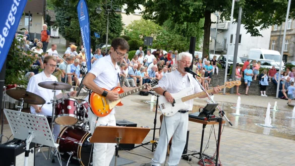 Gemeinsam mit Gitarrist Lutz Ebmeyer und Schlagzeuger Adrian Meise hat David Clarke (r.) das letzte Konzert in der musikalischen Reihe auf dem Rathausplatz &uuml;bernommen, der noch einmal gut gef&uuml;llt war. Foto: Karin Prignitz - &copy; Karin Prignitz