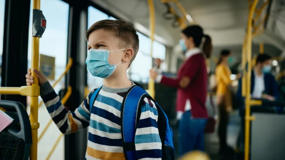 Am kommenden Dienstag geht der Unterricht wieder los - die Sekundarsch&uuml;ler werden sich dann auf zwei statt drei Busse verteilen m&uuml;ssen. - &copy; Drazen Zigic/iStock