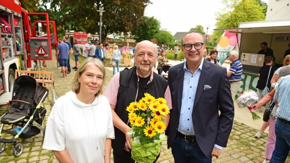 Susanne Weishaupt (Gesch&auml;ftsf&uuml;hrerin LEADER Region 3L-in-Lippe), Pastor Fred Niemeyer und B&uuml;rgermeister Markus Baier (von links) er&ouml;ffnen den Ilsepark. - &copy; Nicole Ellerbrake