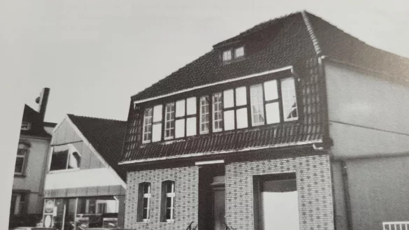 Das Haus Hammerschlag 1994 an der fr&uuml;heren Ohrser Stra&szlig;e, heute ist es die Pottenhauser Stra&szlig;e 5. &Uuml;ber den Hog rechts wurden die Tiere in das Schlachthaus gebracht, verkauft wurde im Laden zur Stra&szlig;e hin. - &copy; Repro: Astrid Sewing/Archivfoto: Hankemeier