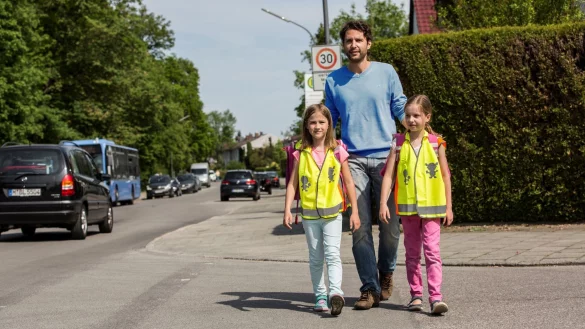 Ein Vater testet mit seinen T&ouml;chtern den Schulweg. - &copy; ADAC