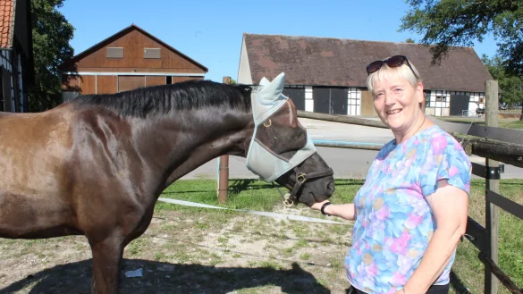 Vorsitzende Carola T&uuml;nnermann f&uuml;ttert "Nacho" auf einer der Weiden, die der Reit- und Fahrverein Ravensberg-Lippe auf dem Hof Busse in Pottenhausen &uuml;ber 50 Jahre nutzen konnte. - &copy; Sandra Castrup