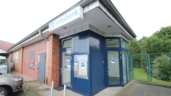 "Unser Geldautomat steht Ihnen nach dem Umbau wieder wie gewohnt zur Verfügung", steht auf den Zetteln. Seit März ist der Geldautomat der Verbundvolksbank OWL am Dörentruper Rewe-Markt außer Betrieb. Im September soll sich das ändern. - © Jens Rademacher