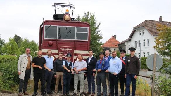 Verschrauben die letzte Fahrdrahtklemme: Bodo Middeldorf, Michael Ortenstein (Lokf&uuml;hrer LEL), Golo Kahlert (1. Vorsitzender), Jan-Philipp T&ouml;neb&ouml;n und Raphael Kahlert (Projektleiter E-Betrieb), Sven Oehlmann (Gesch&auml;ftsf&uuml;hrer VBE), Robin Wagener (stellvertretender Landrat) Frank Muth (Lokf&uuml;hrer LEL), Rainer Grabbe (Kreisk&auml;mmerer), Nils Lange (Gesch&auml;ftsf&uuml;hrer LEL), Simon Stock und Jamie Haumann (LEL, von links). - &copy; Michael Rehfeld