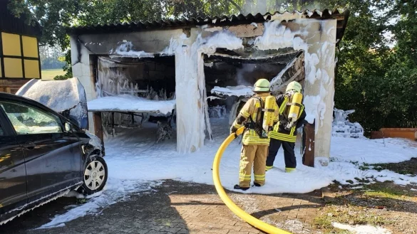 Um Glutnester zu ersticken wurde die Garage zum Abschluss eingesch&auml;umt. - &copy; Feuerwehr L&uuml;gde