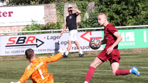 Lemgos Klaus Ole Kersten und Kircheides Keeper Tom Limberg. - © paul cohen