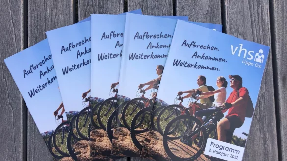 Die Programmhefte der VHS Lippe-Ost sind bereits verteilt und liegen unter anderem in den Rath&auml;usern, Superm&auml;rkten und Geldinstituten aus. - &copy; VHS Lippe-Ost