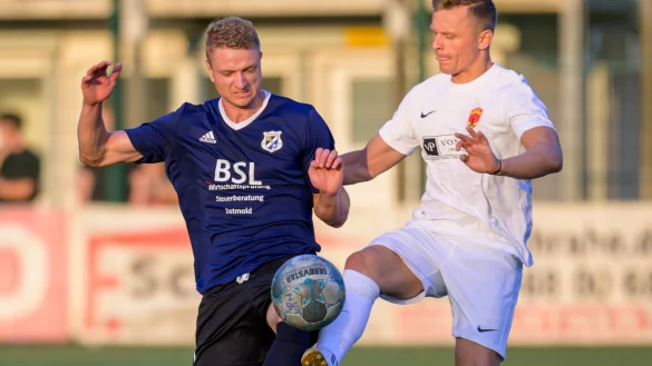 Packende Zweik&auml;mpfe - Eine enorme Pr&auml;senz strahlte der Postler Marco Mescheder (rechts, wei&szlig;) aus, der sich hier im Zweikampf mit Jonas Sprengelmeyer von der SG Hiddesen-Heidenoldendorf behaupten kann. Foto: Egon Penner. - &copy; Egon Penner