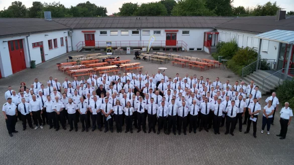 Die Einsatzkr&auml;fte der lippischen Feuerwehren erhalten die der Feuerwehr- und Katastrophenschutz Einsatzmedaille des Landes NRW f&uuml;r Ihren Einsatz im Hochwassergebiet. - &copy; Kevin Elliott