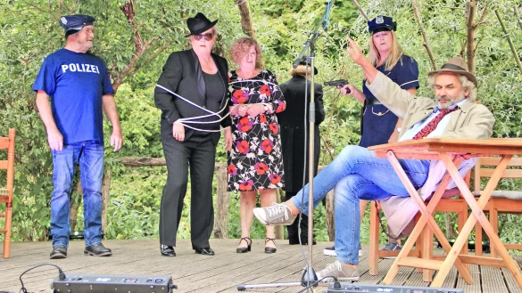 Als wahre Improvisationsk&uuml;nstler entpuppen sich die Darsteller
der Theatergruppe &bdquo;Statttheater&ldquo;, die zwischen den Lesungen verschiedene Szenen
nachspielten. - &copy; Heidi Stork