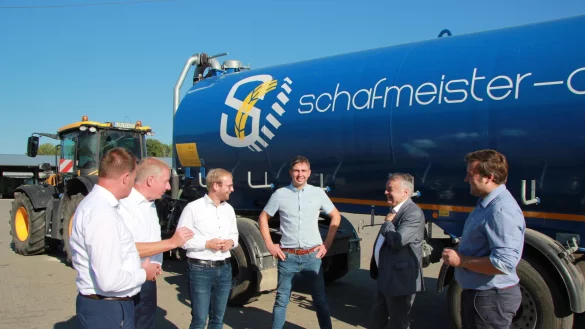 Innenminister Reul (zweitere von rechts) kommt am Donnerstagmorgen beim Agrarunternehmer Tobias Schafmeister (Mitte) in Vo&szlig;heide vorbei. Mit dabei sind (von links) Klaus Hansen, Frank Meier, Borris Ortmeier und Lars Brakhage. Sie wollen Beh&auml;lter, wie auf dem Foto zu sehen, f&uuml;r die Brandbek&auml;mpfung anmieten. - &copy; Katrin Kantelberg