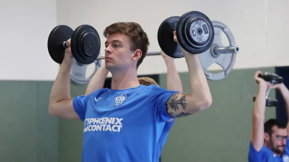 Emil Buhl Laerke stemmt Gewichte. - &copy; paul cohen