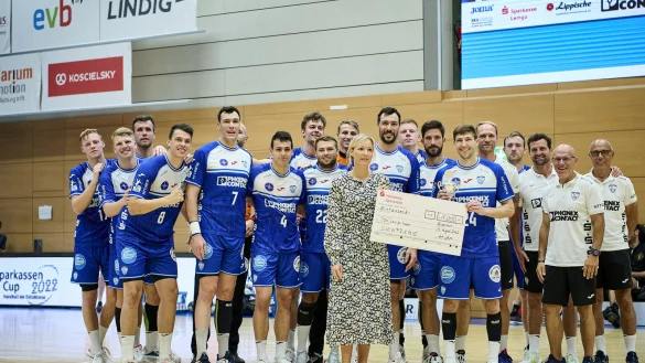 Ein Scheck für den Turnier-Dritten nehmen Gedeon Guardiola und Lukas Zerbe in Empfang. - © matthias.wieking(at)t-online.de