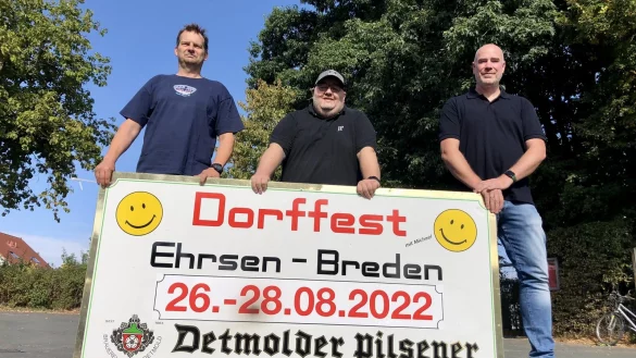 Christian Hinke (von links), Carsten Schwarze und Matthias Nacke werben auf dem Parkplatz vor dem Sporthaus f&uuml;r das fest am kommenden Wochenende. - &copy; Sven Kienscherf