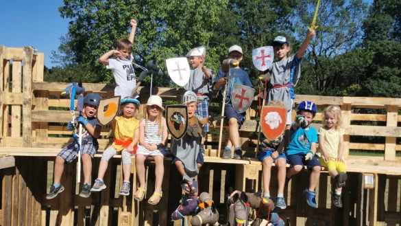 Stolz auf ihre Ritterburg: die kleinen Baumeister der Kinder-Projektwoche in G&ouml;strup, die am Sonntag ihren Abschluss mit einem gro&szlig;en Gauklerfest fand. - &copy; Sylvia Frevert