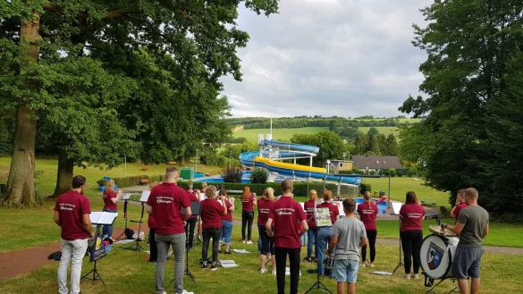 Der Spielmanns- und Fanfarenzug Ottenhausen probt im Waldbad Meinberg. - &copy; Spielmanns- und Fanfarenzug Ottenhausen