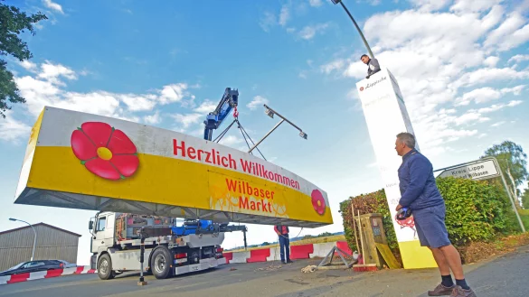 Mit Fingerspitzengef&uuml;hl: Antonio Noack platziert den Kopfteil des Tores. - &copy; Nicole Ellerbrake