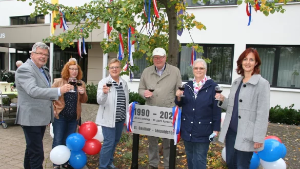 Vor zwei Jahren feierten die Mitglieder des Partnerschaftsvereins das 30-j&auml;hrige Bestehen der Partnerschaft mit St. Gaultier. Der Baum, der vor nunmehr 32 Jahren deswegen vor dem Rathaus gepflanzt worden war, wurde entsprechend geschm&uuml;ckt. Darauf symbolisch angesto&szlig;en hatten der damalige B&uuml;rgermeister Gerhard Schemmel (v. l.), Renate Kantim, Heike Kortekamp, Rudi Strunk, Ulrike tom Suden und Eleni Konstantinidis. Archivfoto: Knut Dinter - &copy; Archivfoto: Knut Dinter