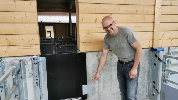 Matthias Petig hat beim Schweinestall-Neubau im Abferkelstall sogenannten "R&uuml;sselt&uuml;ren" zum Au&szlig;enbereich eingebaut. Diese k&ouml;nnen die Schweine selbstst&auml;ndig &ouml;ffnen. - &copy; Sylvia Frevert