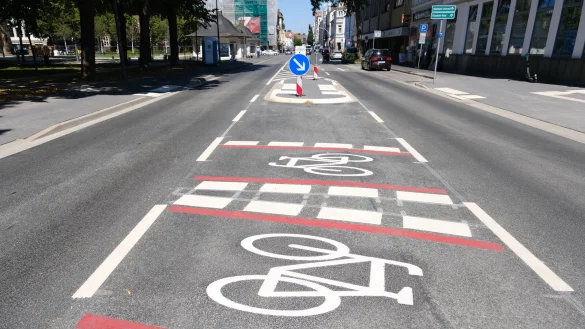 Zwei Verkehrsinseln und in der Mitte freie Fahrt für Radler: So sieht der neue Übergang an der Paulinenstraße aus. - © Sven Koch