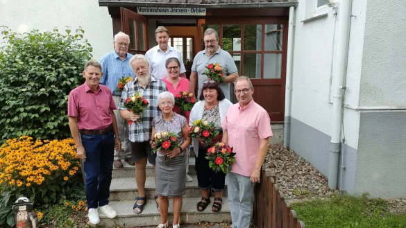 Ausgezeichnet: (hintere Reihe von links) Adolf Twellmann, J&uuml;rgen Berghahn und J&uuml;rgen Heistermann, (Mitte von links) Klaus L&ouml;mker (Vorsitzender OV Jerxen-Orbke), Fritz Eichmann und Dagmar Heistermann sowie (vorn von links) Gisela R&ouml;ttgen, Erika Streeck und Oliver Hermann. - &copy; SPD