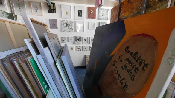 Ganz viel Kunst - auf gro&szlig;en Leinw&auml;nden, wie auf keinen Acrylhintergr&uuml;nden - ist in der Galerie von Dilara Even in der Krummen Stra&szlig;e 7 zu sehen. - &copy; Jost Wolf