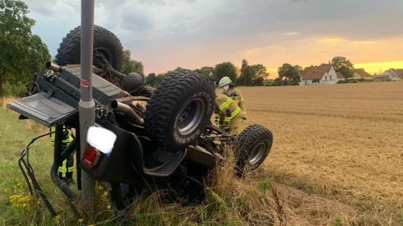 Der Gel&auml;ndewagen liegt nach dem Unfall kopf&uuml;ber auf einem Feld. - &copy; Feuerwehr Bad Salzuflen