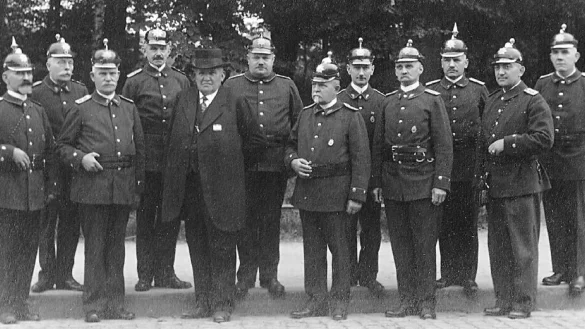 Der Ortsverein Lage im Lippischen Heimatbund sucht nach Namen der hier abgebildeten Feuerwehr-Leitung. Die Aufnahme stammt aus dem Jahr 1933. - &copy; Sammlung Konrad Soppa