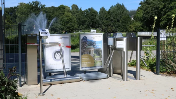 Am Eingang Kurparksee ist die automatische Eingangsanlage aktuell defekt. Unter anderem hatten Kinder am B&uuml;gel ger&uuml;ttelt und ihn zum &bdquo;Durchschwingen&ldquo; genutzt. - &copy; Alexandra Schaller