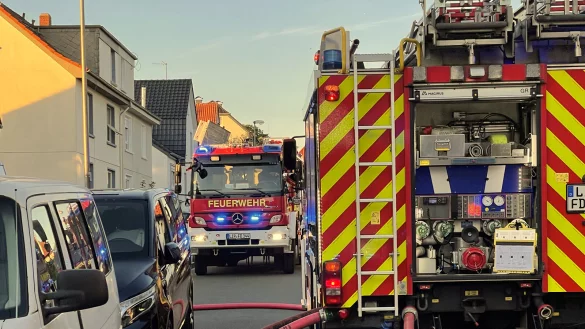 Einen Dachstuhlbrand musste die Feuerwehr Detmold am Mittwochabend in der Ernststra&szlig;e bek&auml;mpfen. - &copy; Marco Schweiger/Feuerwehr Detmold