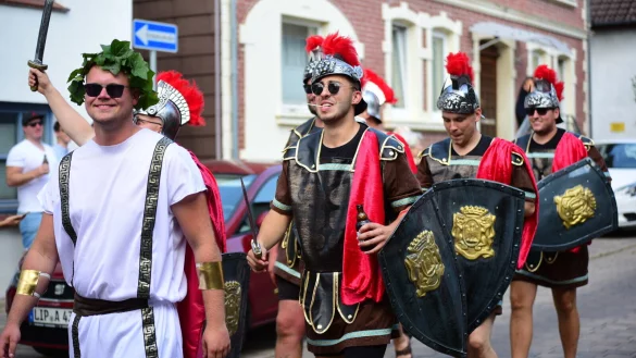 Die r&ouml;mischen Krieger besch&uuml;tzen ihren Pferde-Mottowagen der 4. Kompanie - &copy; Nicole Ellerbrake