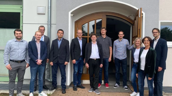 Vertreter der beteiligten Kommunen, der Organisatoren und Partner freuen sich auf eine informative Veranstaltung zum Thema "Photovoltaik auf Unternehmensd&auml;cher". - &copy; Stadt L&uuml;gde