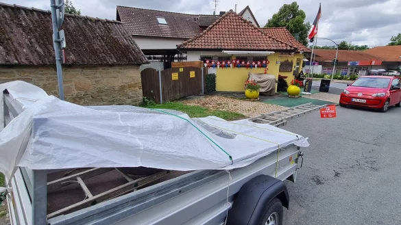J&uuml;ngster Stein des Ansto&szlig;es im Streit zwischen Reinhold Mennecke und Familie Hampe ist dieser Anh&auml;nger. Der steht vollkommen legal da, nimmt aber Parkpl&auml;tze f&uuml;r den Pommes Boss weg. - &copy; Marianne Schwarzer