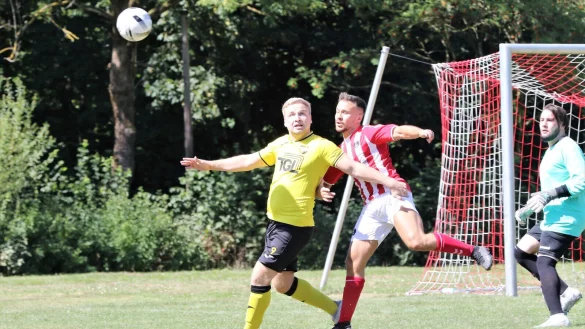 Horns Sergio Frey (Mitte) kl&auml;rt den Ball vor Liesborn dreifachen Torsch&uuml;tzen Niclas Schramme. Rechts Horns Torwart B&uuml;nyamin Yilmaz. - &copy; Oliver K&ouml;nig